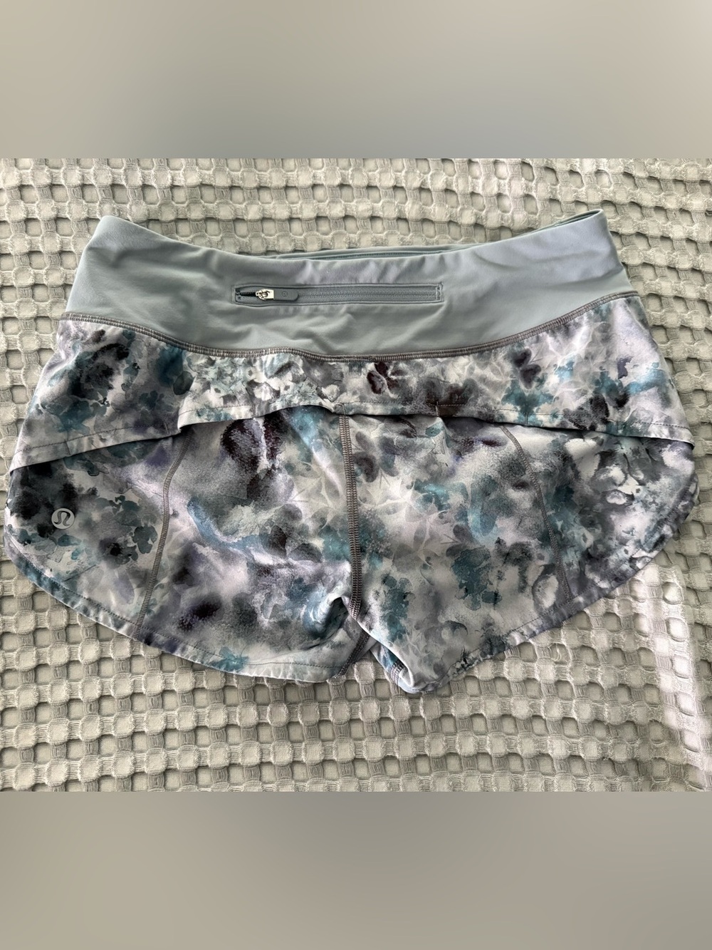 LuLuLemon Speed Up 2.5” low rise short size 4 Kaleidofloral Multi-Blue Cast - Picture 2 of 4